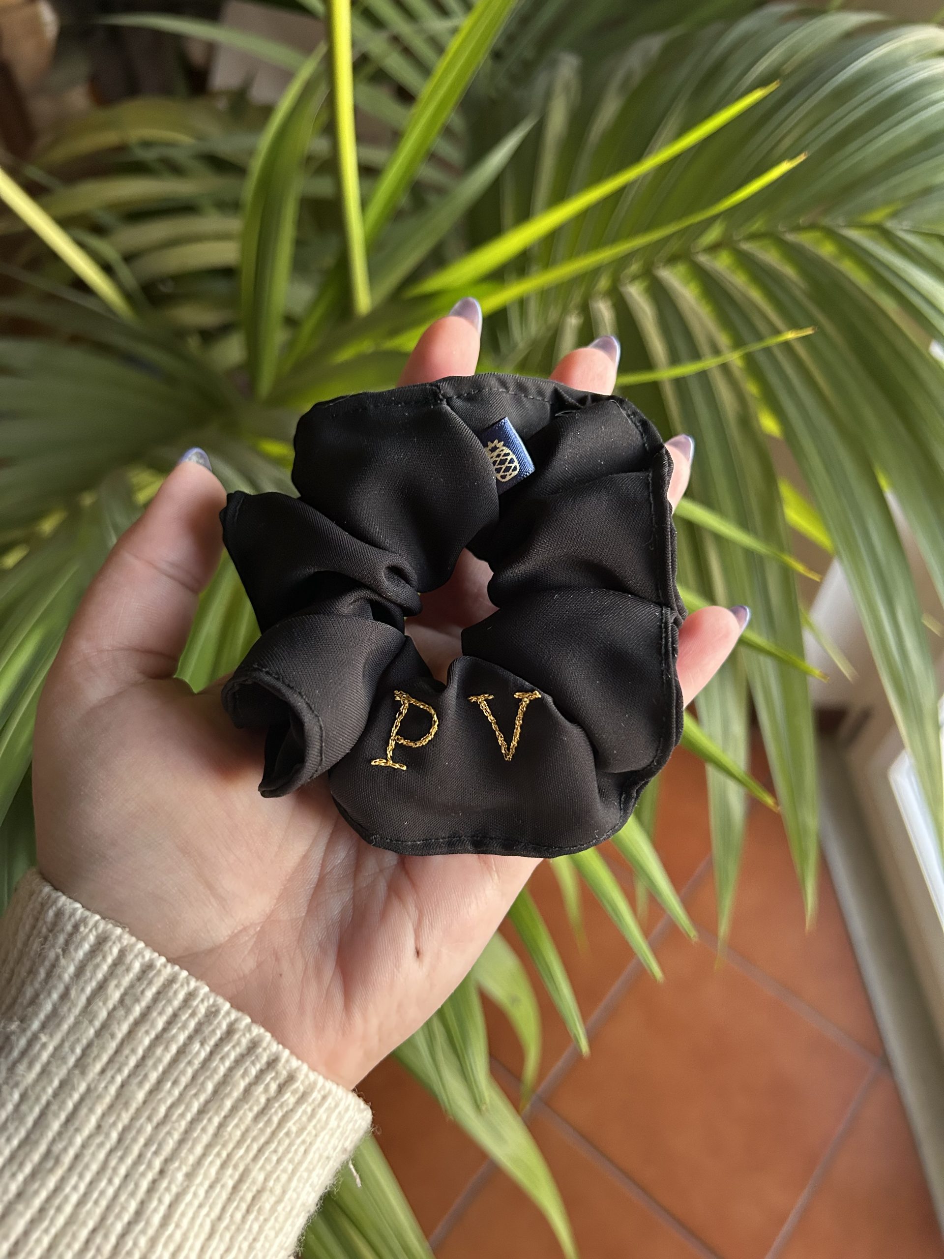 Elastico per capelli scrunchie fatto a mano nero con ricamate iniziali