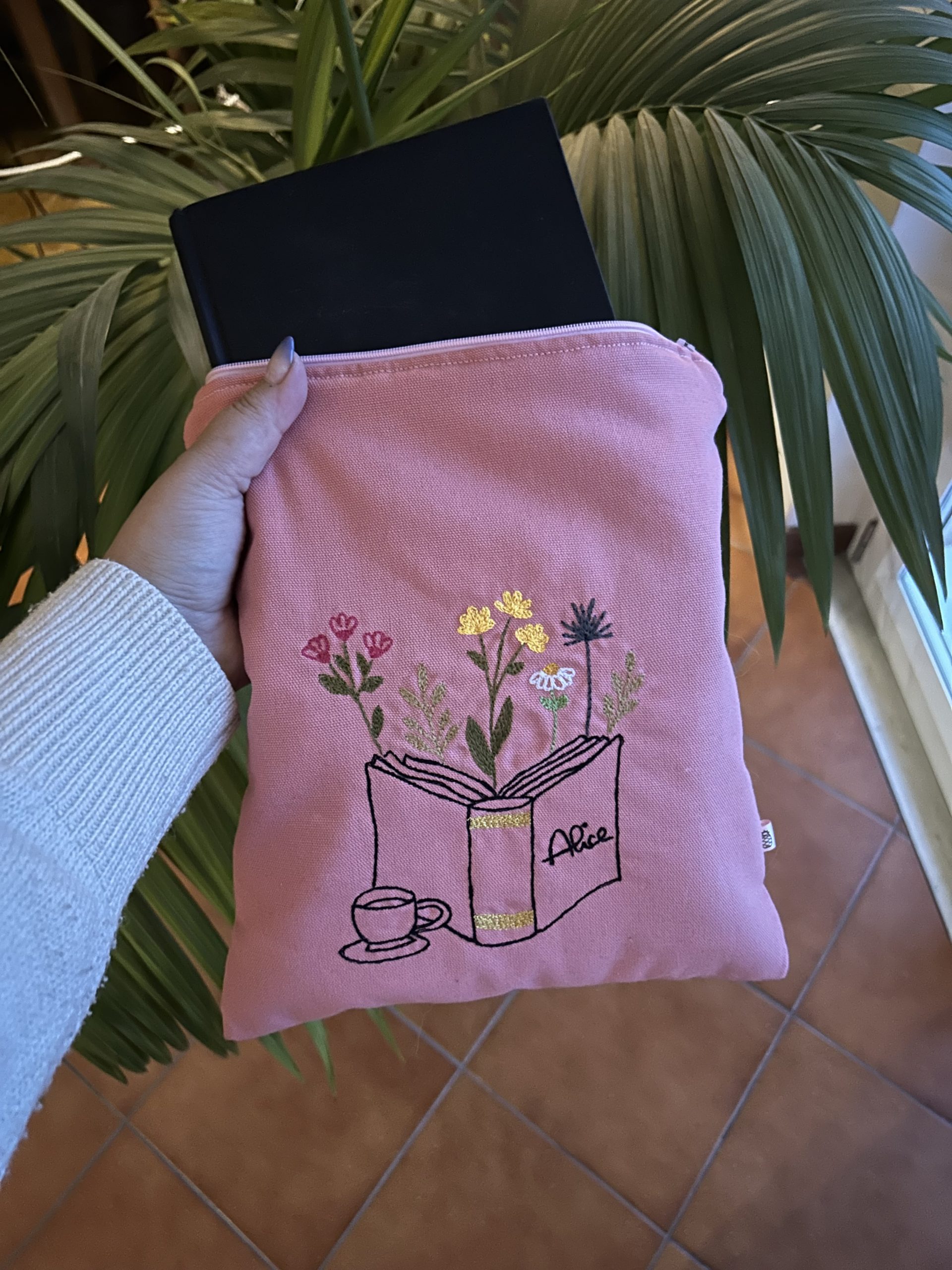 Custodia per libri e Kindle fatta a mano in cotone rosa con ricamato un libro e dei fiori