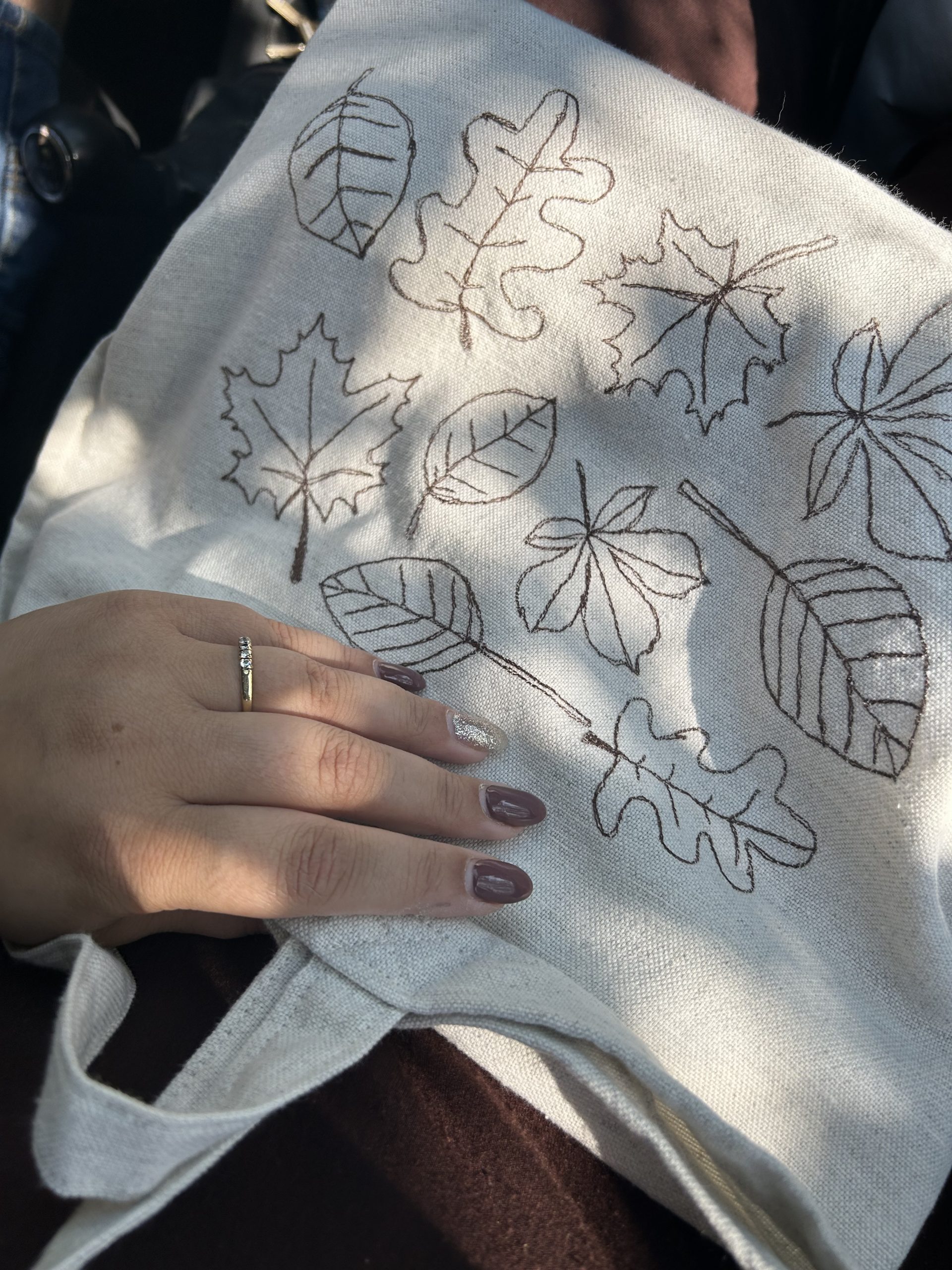 Borsa Tote fatta a mano in cotone bianco con ricamate delle foglie autunnali