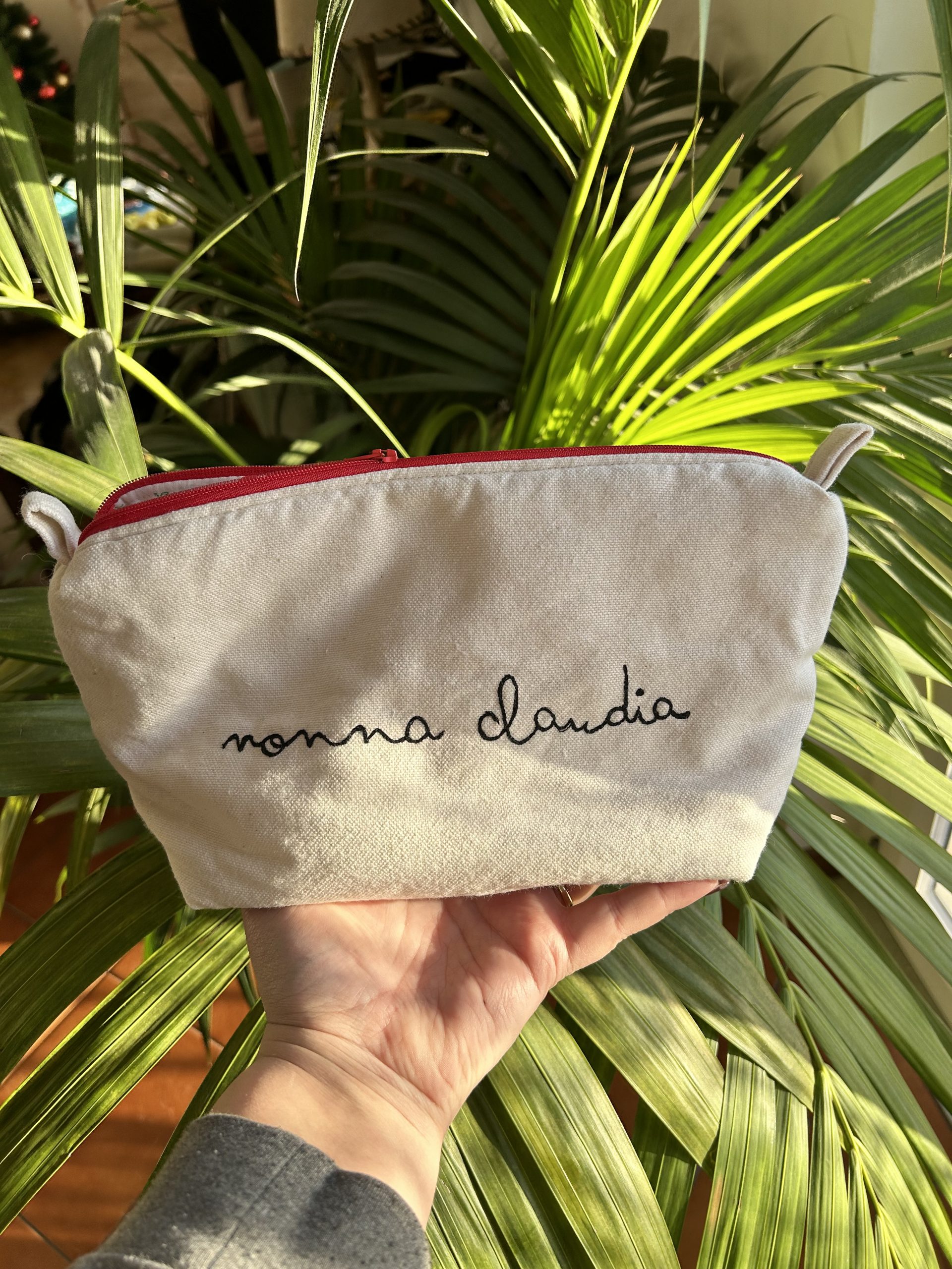 Pochette fatta a mano in cotone bianco con ricamato nome nonna