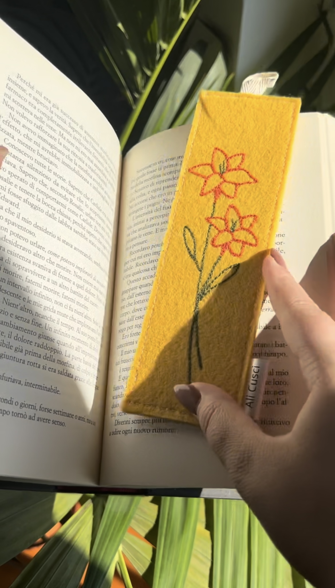 Segnalibro fatto a mano in feltro giallo ricamato con fiori